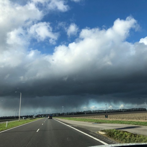 Zon en wolkenmix met enkele buien.
