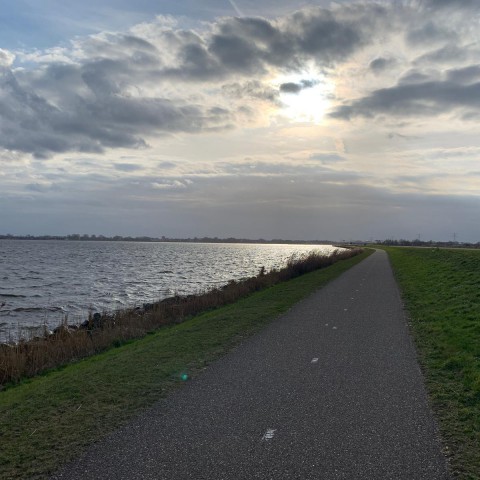 Zon en wolkenmix.