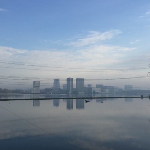 Warm met zon en hoge wolkenvelden.