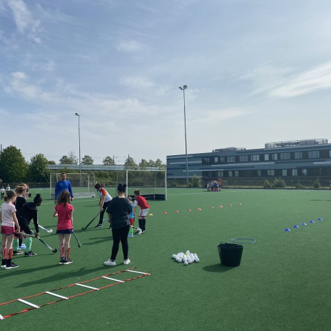 Almeerse Hockey Club biedt samen met de Almeerse Hockey Academy gratis proef trainingen aan tot eind juni.