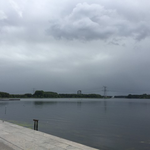 Veel bewolking met kans op een bui.