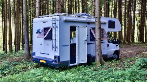 Nederlanders geven voorkeur aan eigen auto of camper 