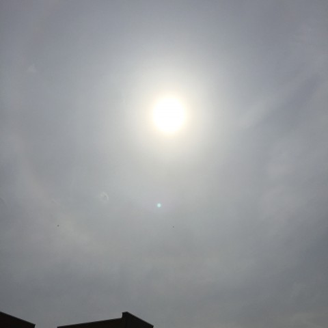 Perioden met zon en minder warm.
