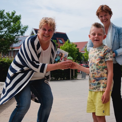 Wethouder Roelie Bosch overhandigt programma Stad & Natuur aan het Universum