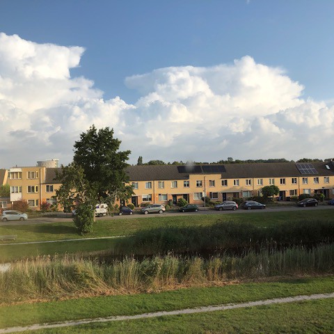 Zon en stapelwolken met kans op een bui.