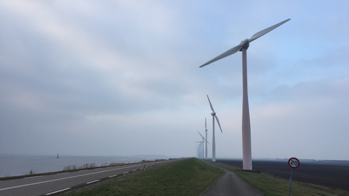 Veel wind en wolken, later wat zon.