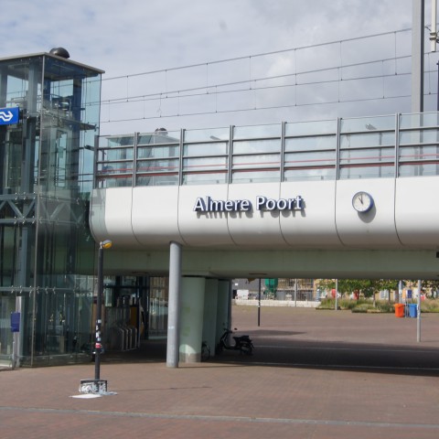 Treinverkeer Almere ligt stil na verdacht pakketje 