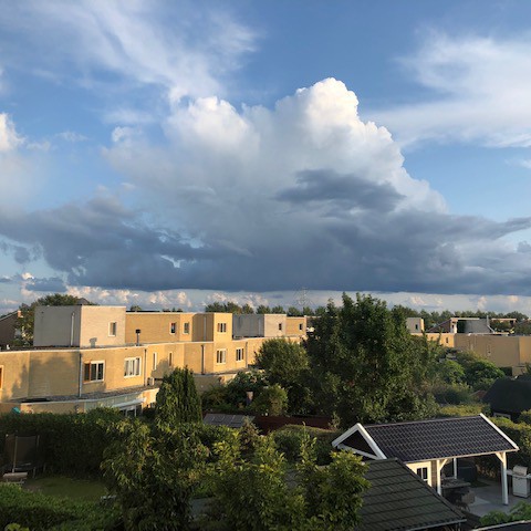 Perioden met zon en een enkele bui.