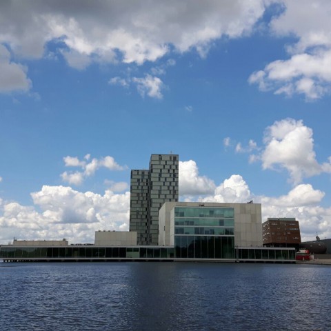 Geregeld zon met kans op een enkele bui.
