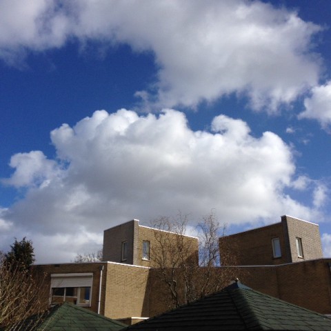 Zon en stapelwolken