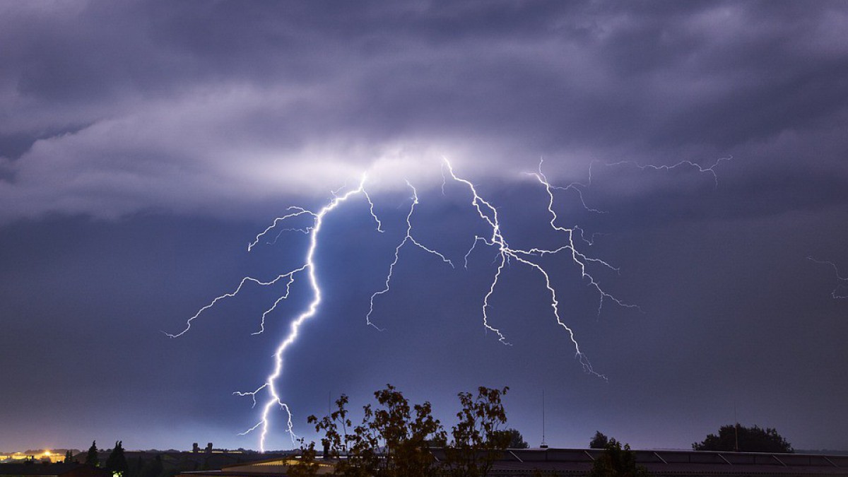 Drukkend warm met kans op stevig onweer.