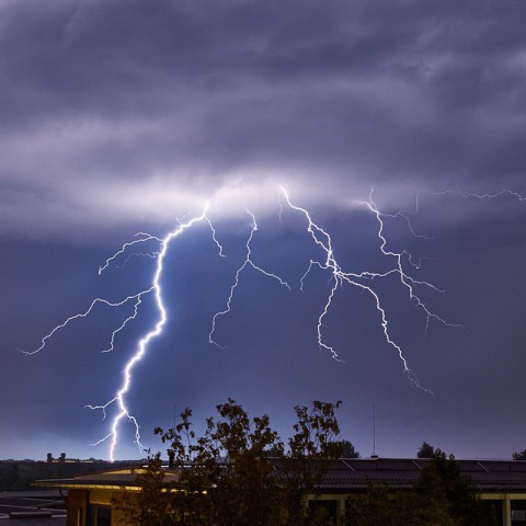 Drukkend warm met kans op stevig onweer.