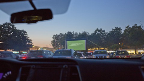 Popcorn in de auto: 'Ally's Drive In' uitverkocht