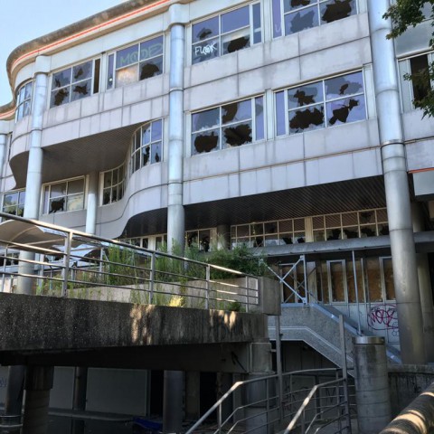 Gemeente wil bouwhekken en bewaking bij leegstaand pand Wisselweg