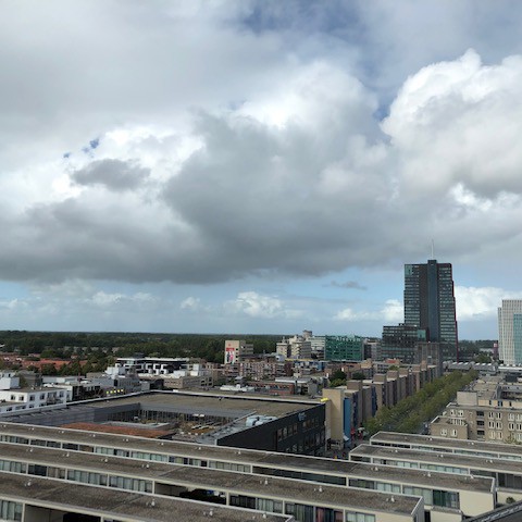 Wolkenvelden en overwegend droog.