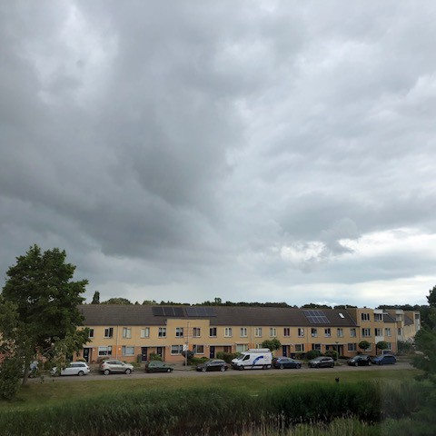 Bewolkt zacht en miezerig.