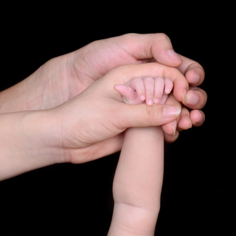 Minister Dekker schort interlandelijke adoptie per direct op