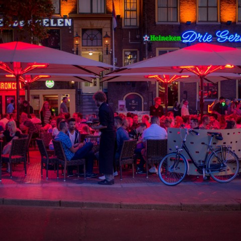 Gratis hapjes en drankjes bij ludiek terrasprotest
