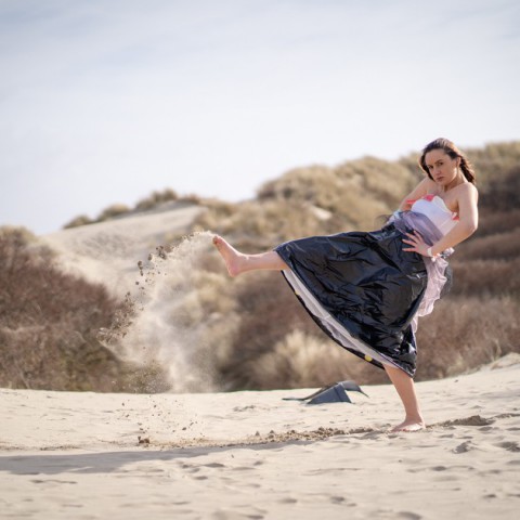 Miss Beauty Of Flevoland poseert in plastic jurk