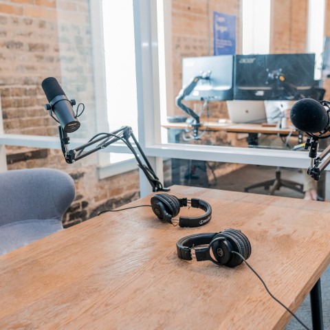 Welzijnsorganisatie De Schoor lanceert podcastserie “In Almere”