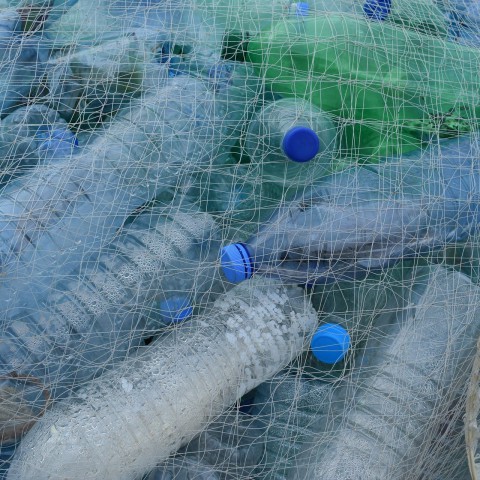 Eerste straat en parkeerplaatsen van plastic aangelegd