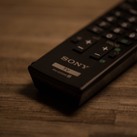 Meer naar media gekeken en geluisterd; toch minder reclamebestedingen