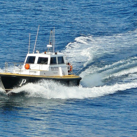 Speedbootje in problemen op Eemmeer
