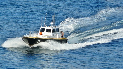 Speedbootje in problemen op Eemmeer