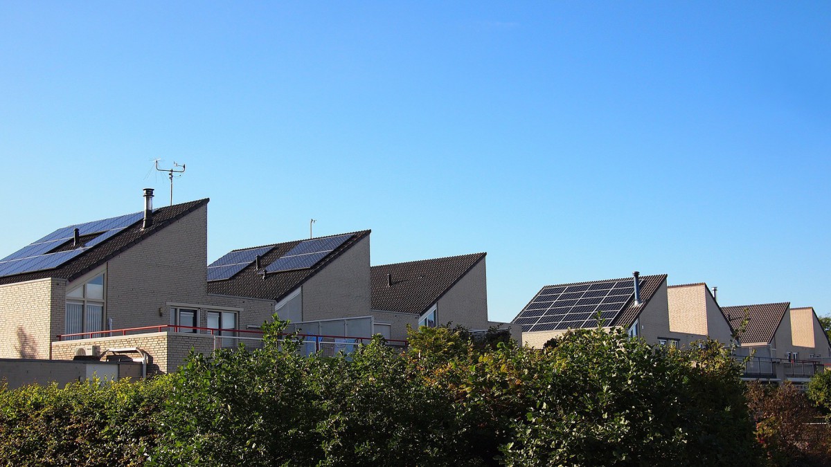 Bijna helft zonnepanelenbezitters maakt panelen nooit schoon