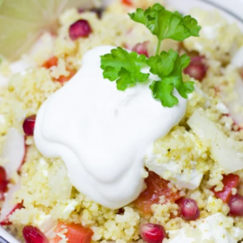 Recept van de week: Gepocheerde kip met warme gekruide couscoussalade 