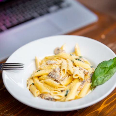 Recept van de week:  Romige veganistische worst en spinaziepasta