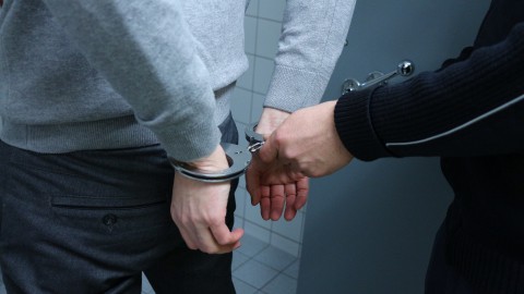 Man gearresteerd voor oplichting en afpersing  