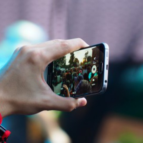 Online zetten van filmpjes en foto’s van slachtoffers moet strafbaar worden
