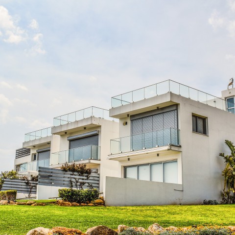 Villa's in Almere, Zeewolde en Dronten herinneren aan Des Bouvrie