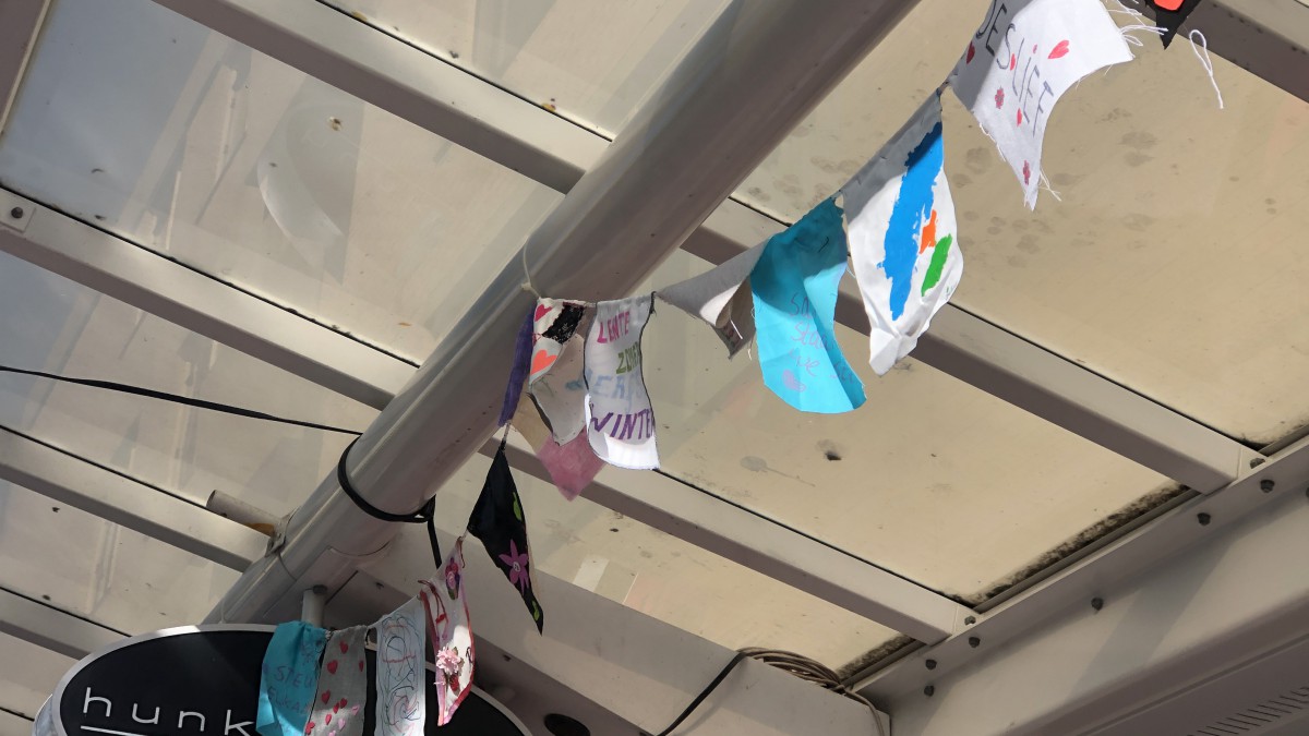Almere Buiten fleurt op door community kunstwerk van gerecyclede vlaggen