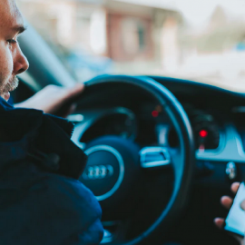Flink meer boetes voor rijden met telefoon