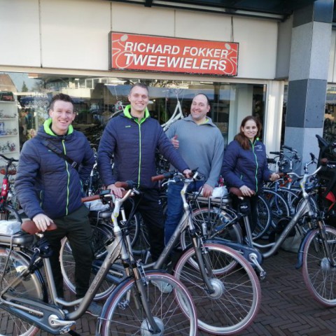 Buurtsportcoaches fietsend en zichtbaar in de wijk 