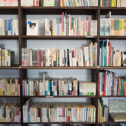Comedians sluiten lachend de deuren van de nieuwe bibliotheek