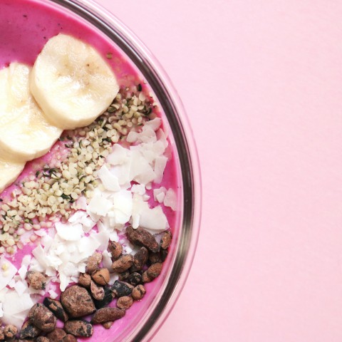 Kickstart je dag met een heerlijke frisse smoothiebowl met rood fruit