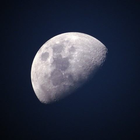 Grote kans op bewolking tijdens gedeeltelijke maansverduistering vanavond
