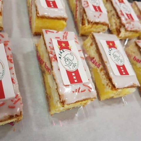 Bakker Bart verkoopt Ajax tompoucen 