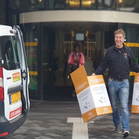 Directeur Stichting AAP overhandigd inzamelingsbox voor ICT-apparatuur aan wethouder Jan Hoek